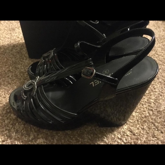 Channel CC
 Women's Black Patent Leather T-strap - Picture 4 of 5